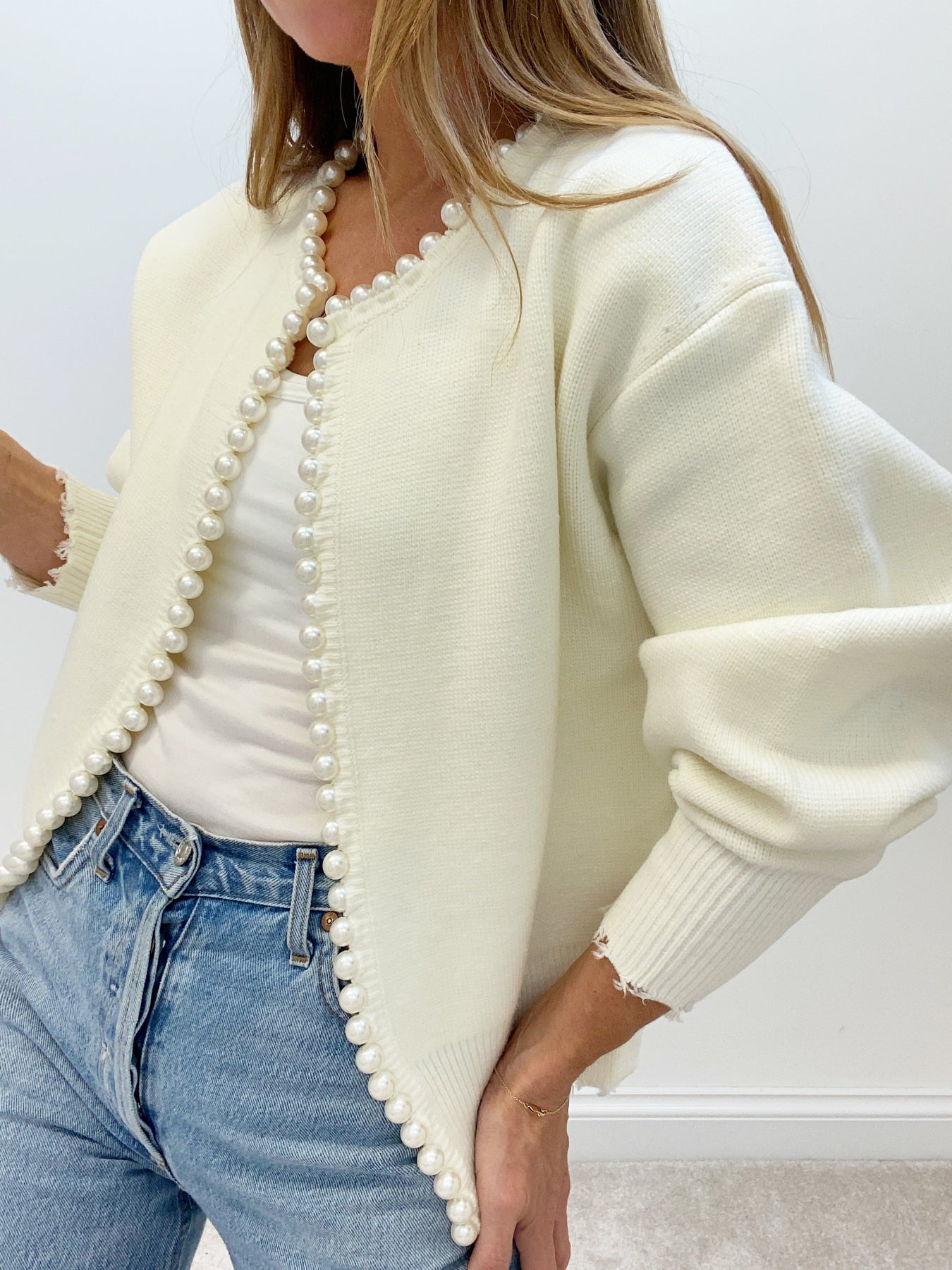 Cardigan mit Perlenbesatz und gefranstem Saum