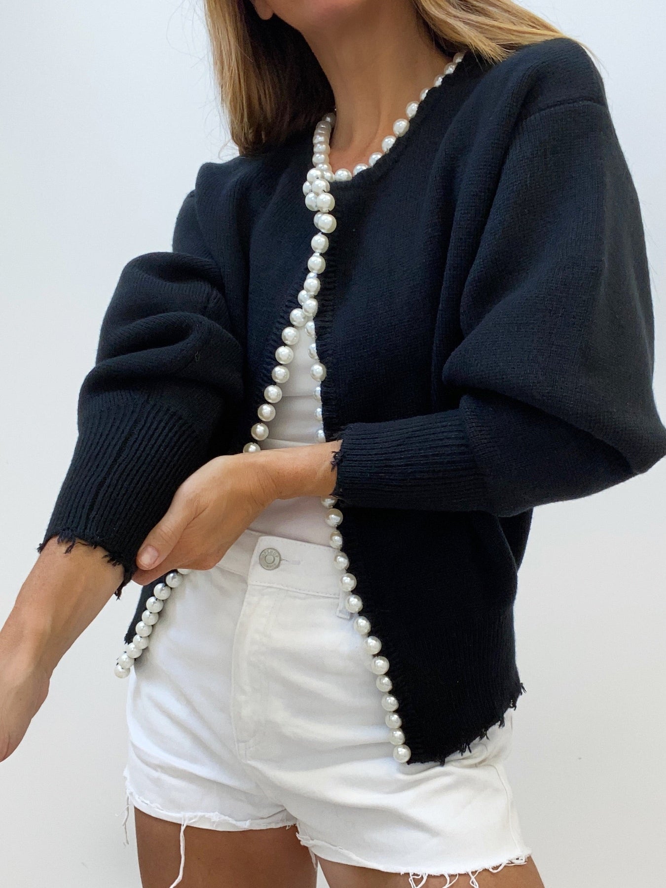 Cardigan mit Perlenbesatz und gefranstem Saum
