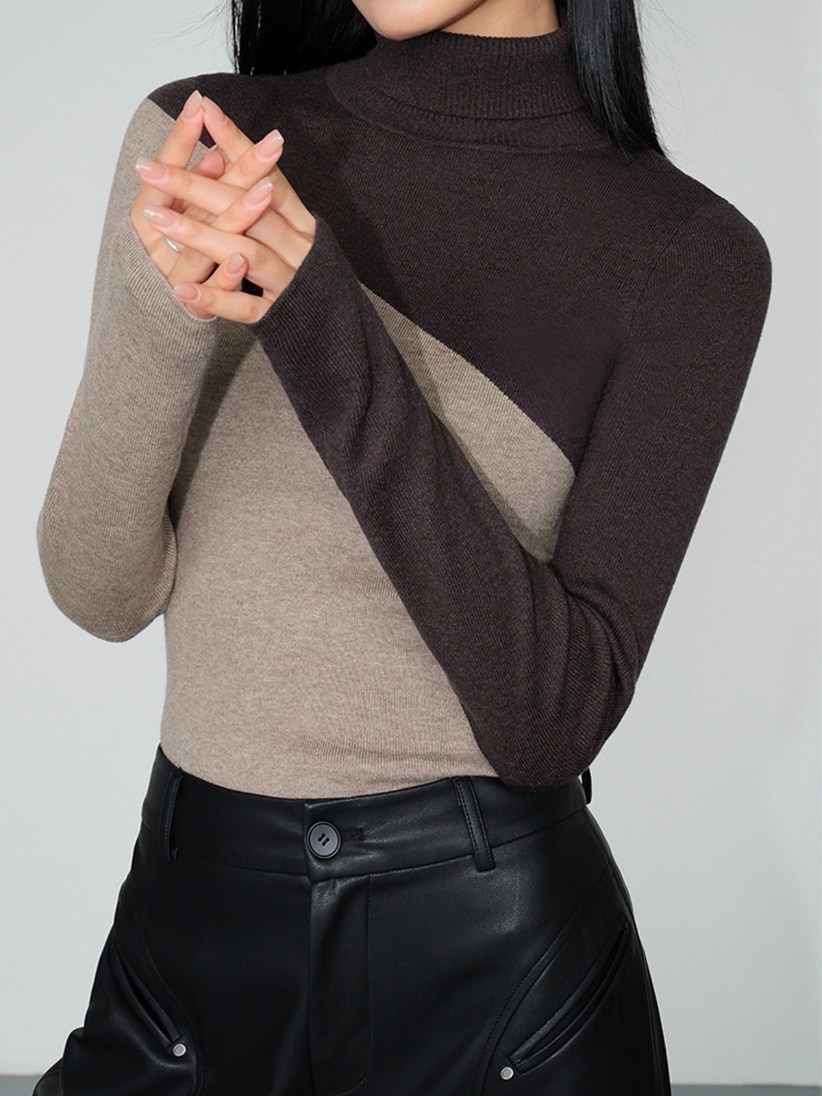 Asymmetrisches Patchwork-Strickoberteil mit langen Ärmeln und Stehkragen
