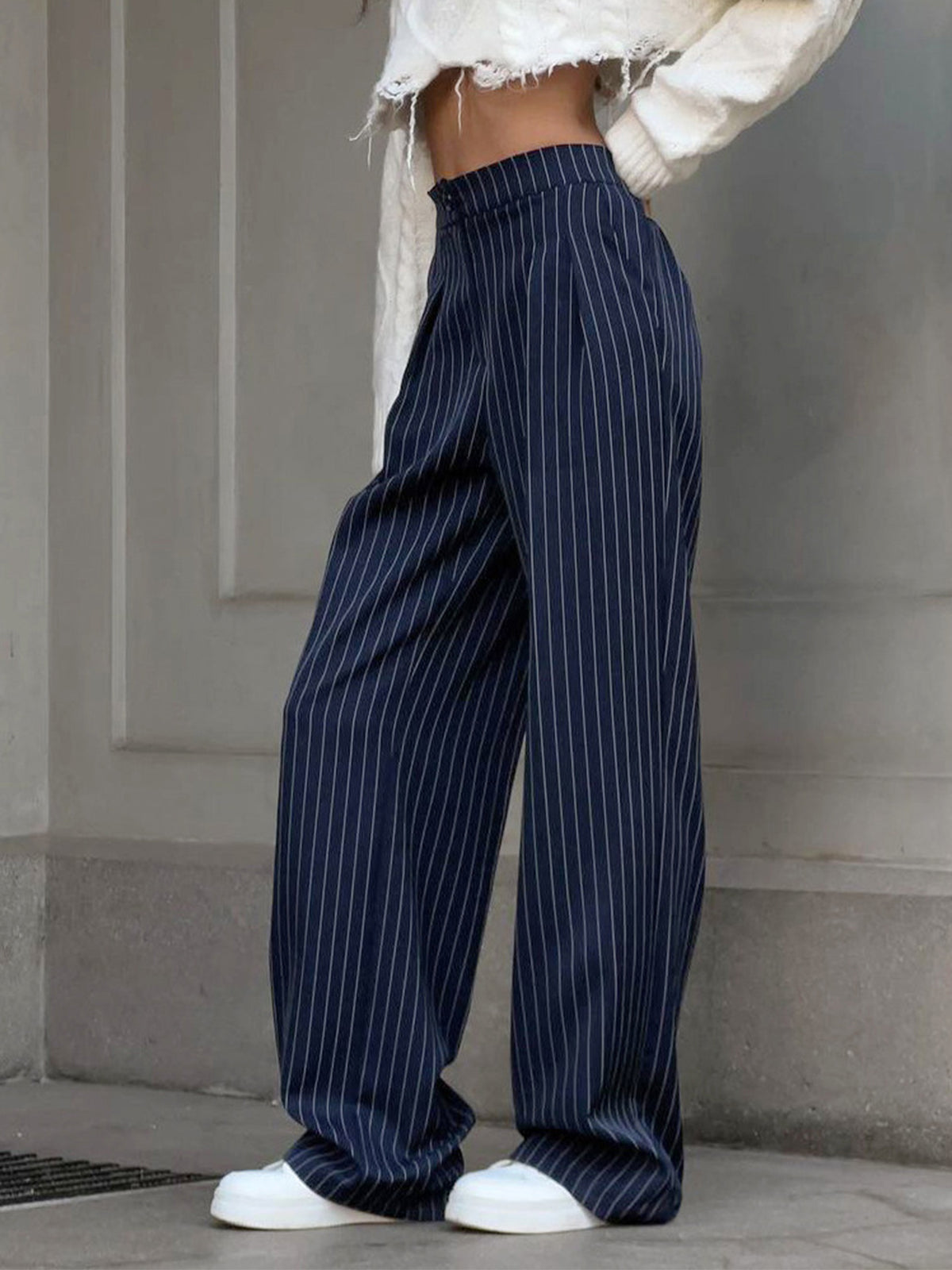Gestreifte weite Bundfaltenhose