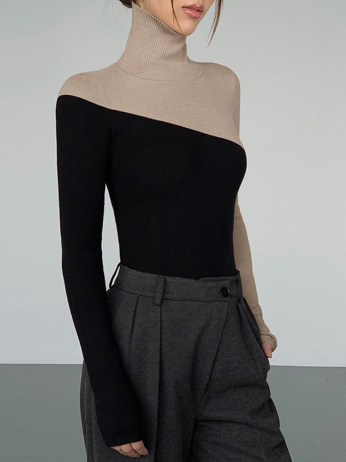 Asymmetrisches Patchwork-Strickoberteil mit langen Ärmeln und Stehkragen