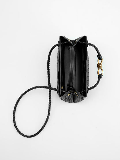 Handtasche mit Metalldetails und Drehverschluss