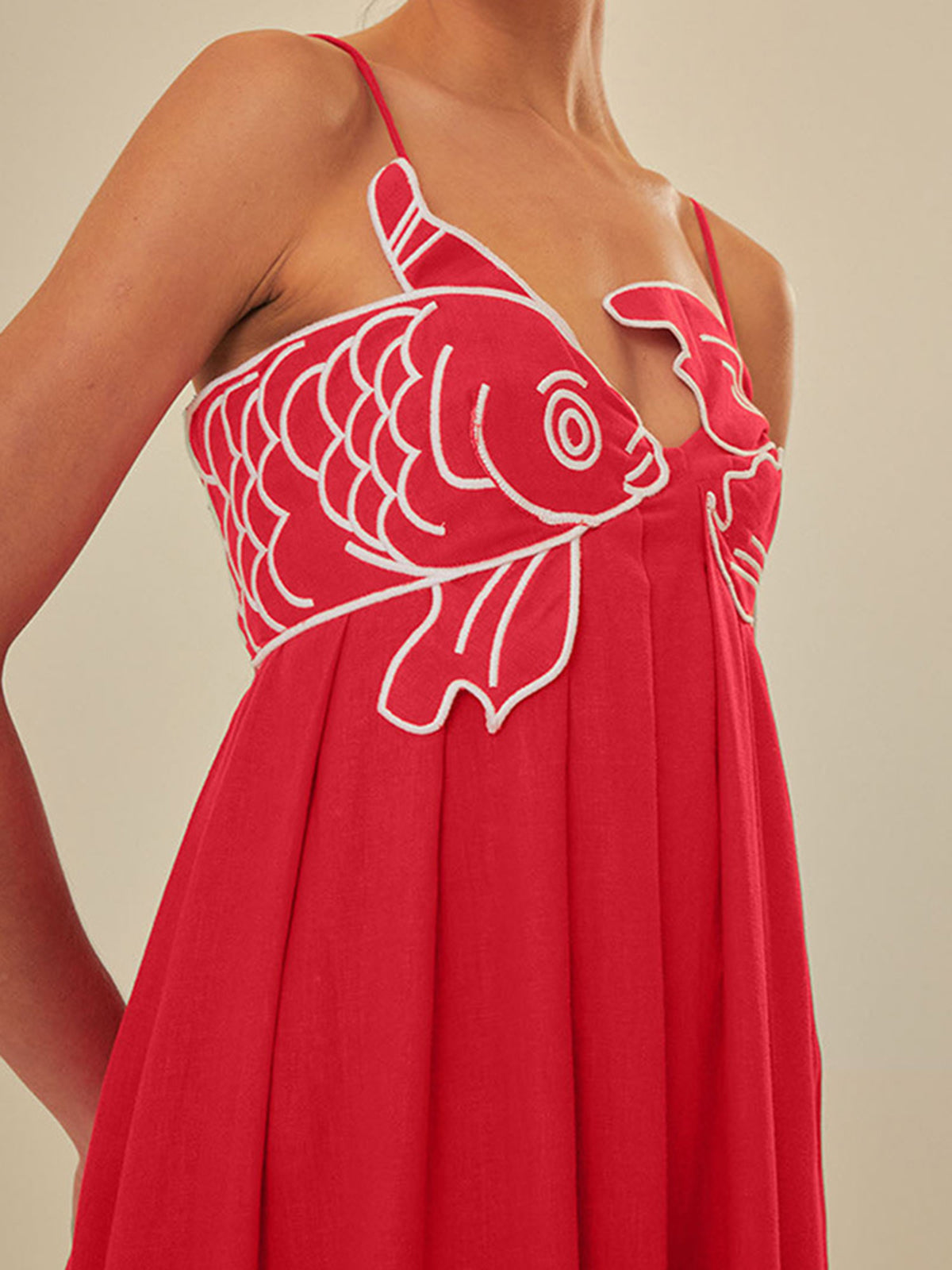 Halbtransparenter Cami-Kleid mit aufgesticktem Fischmotiv