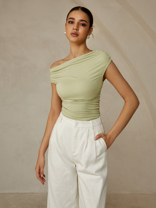 Asymmetrisches ärmelloses T-Shirt mit Rundhalsausschnitt