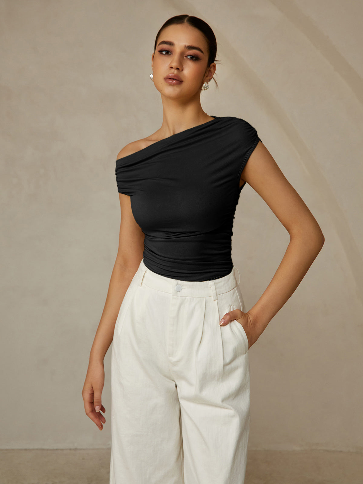 Asymmetrisches ärmelloses T-Shirt mit Rundhalsausschnitt
