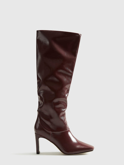 Hochhackige Stiefel mit eckiger Spitze und Kniehöhe