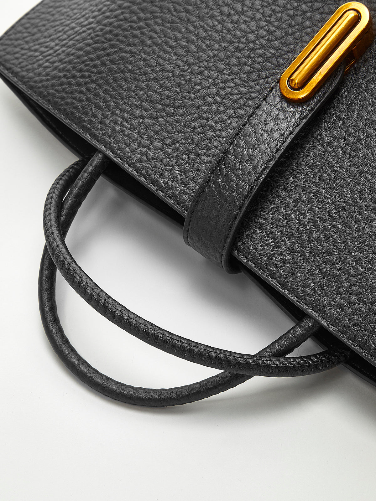 Strukturierte Henkeltasche