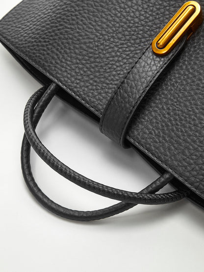 Strukturierte Henkeltasche
