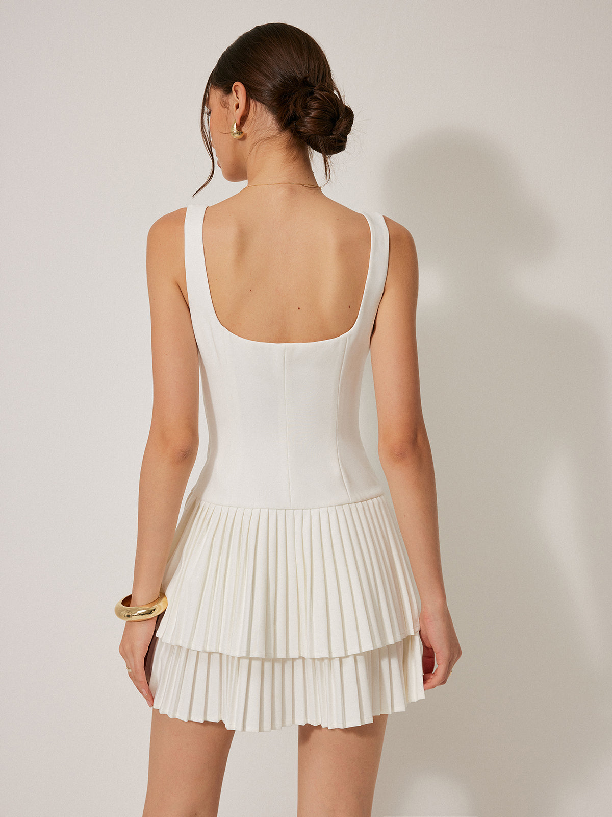 Faltenkleid mit eckigem Ausschnitt