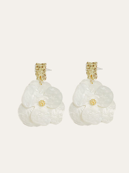 Goldene baumelnde Ohrringe mit Blumenmuster