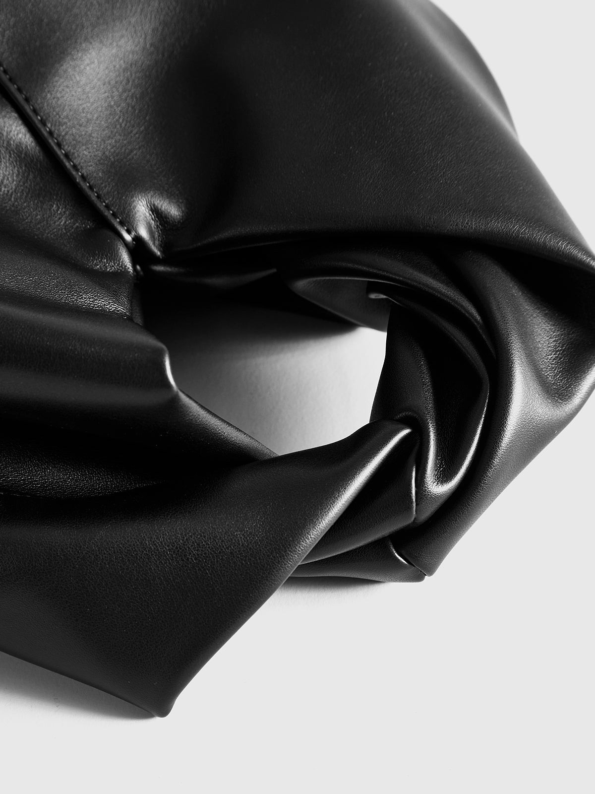 Handtasche aus PU-Leder mit gedrehtem Tragegriff