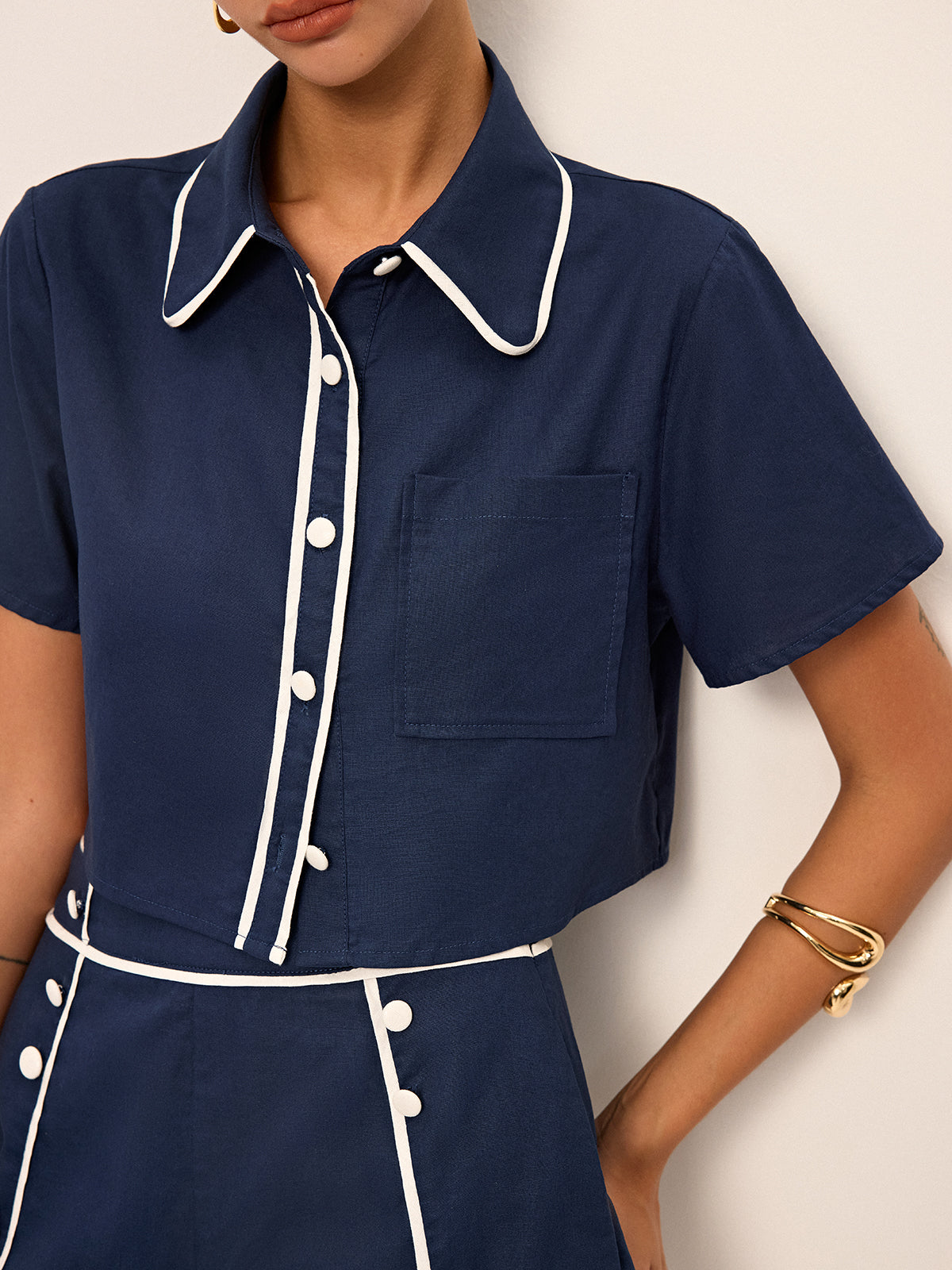 Crop-Shirt- und Shorts-Set mit Kontrastpaspeln