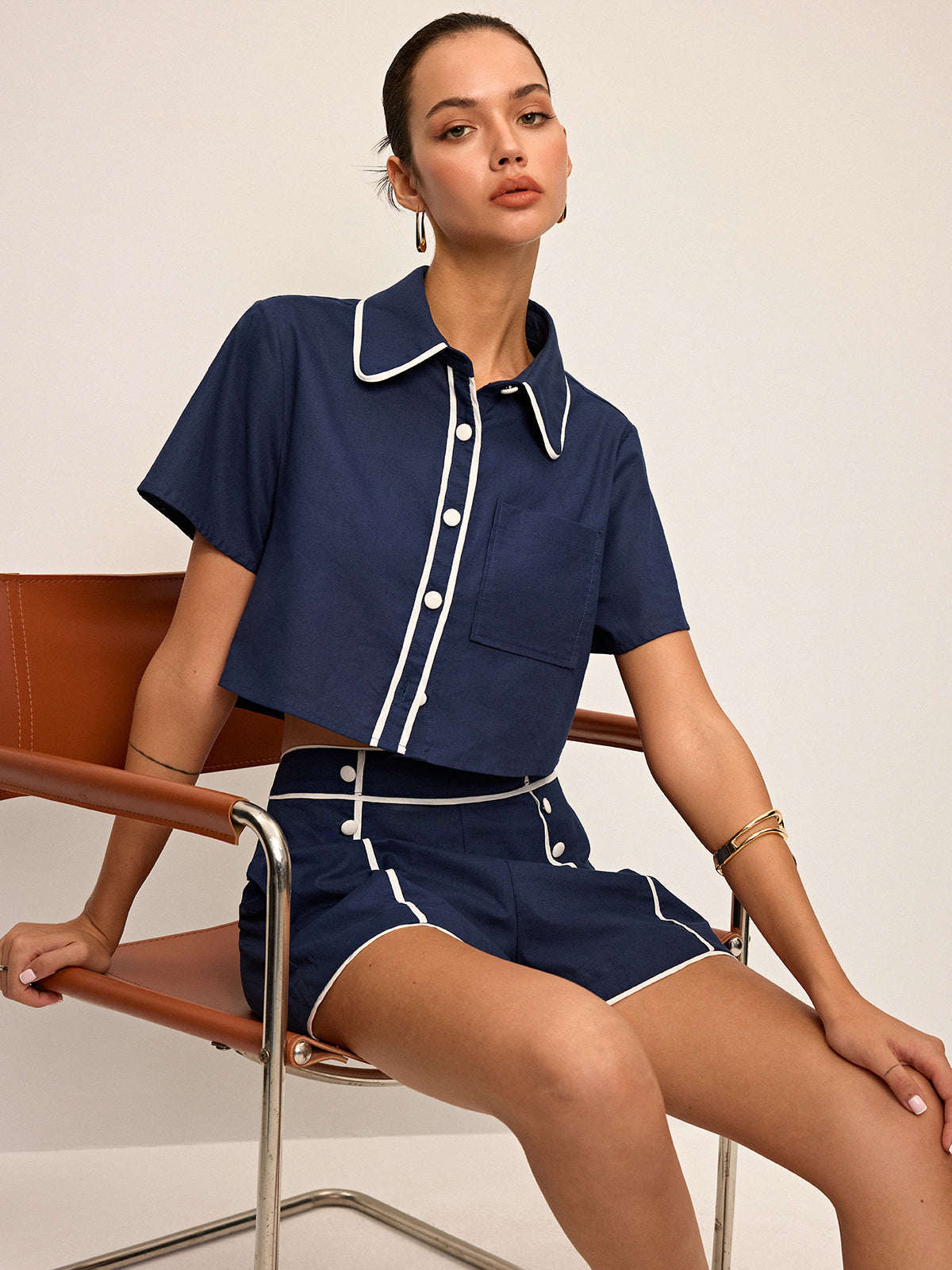 Crop-Shirt- und Shorts-Set mit Kontrastpaspeln