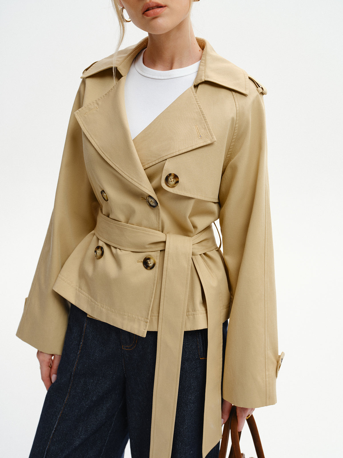 Zweireihiger Trenchcoat mit Gürtel