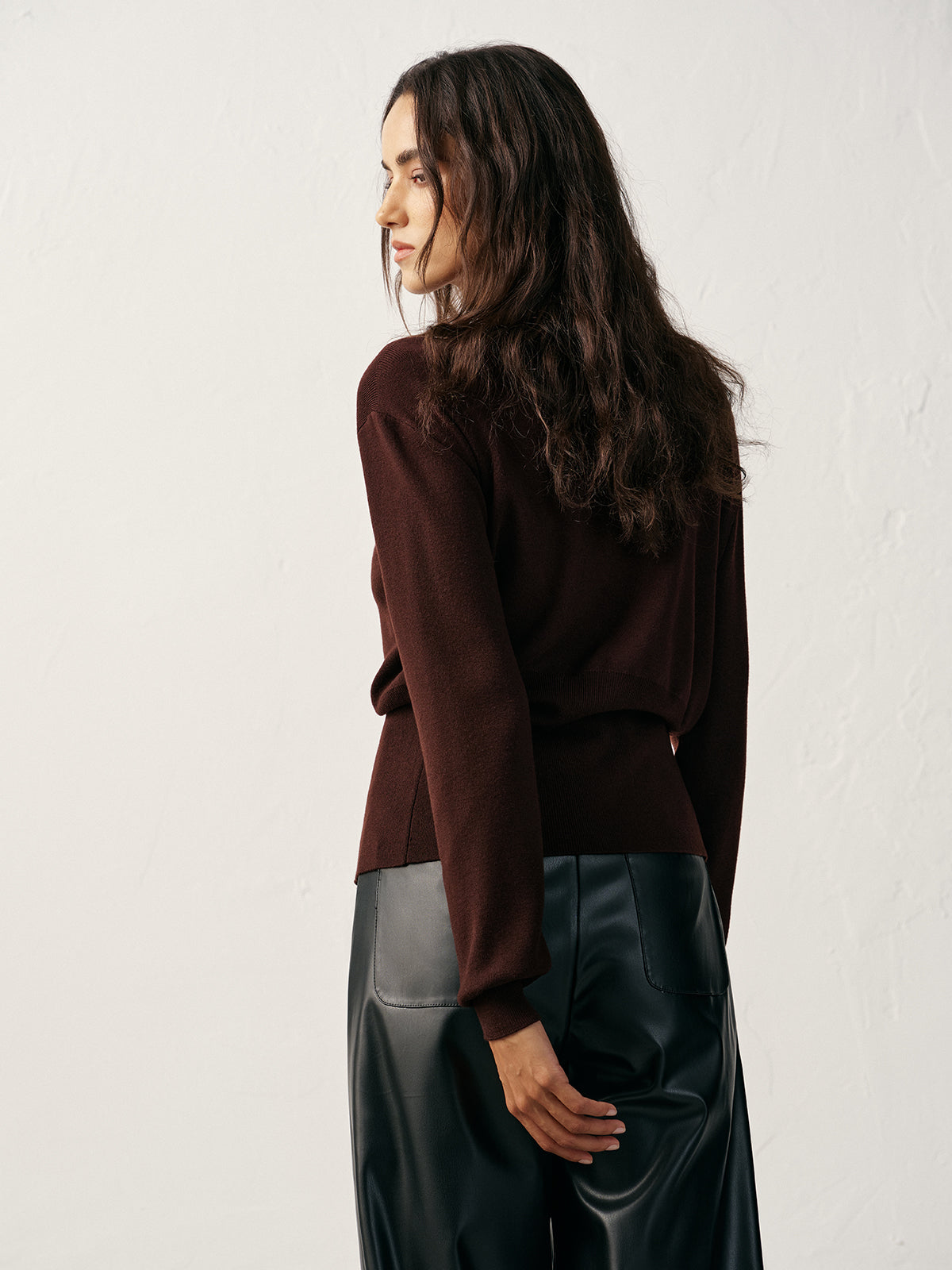 Wollpullover mit V-Ausschnitt und Metalldetail