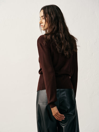 Wollpullover mit V-Ausschnitt und Metalldetail
