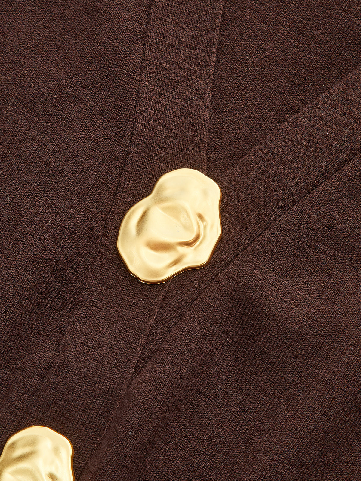 Wollpullover mit V-Ausschnitt und Metalldetail
