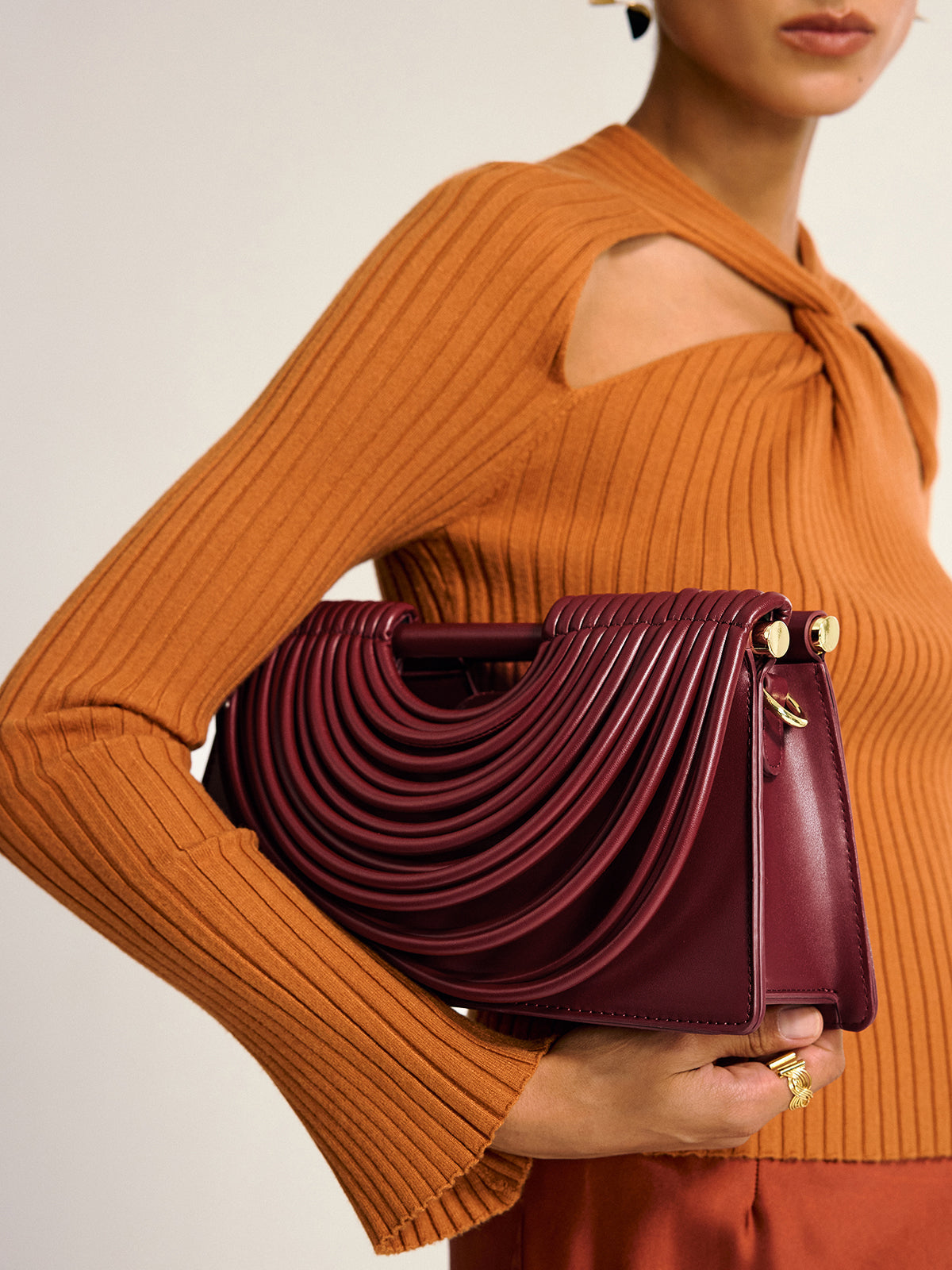 Handtasche aus PU-Leder mit gebogenem, gestreiftem Griff