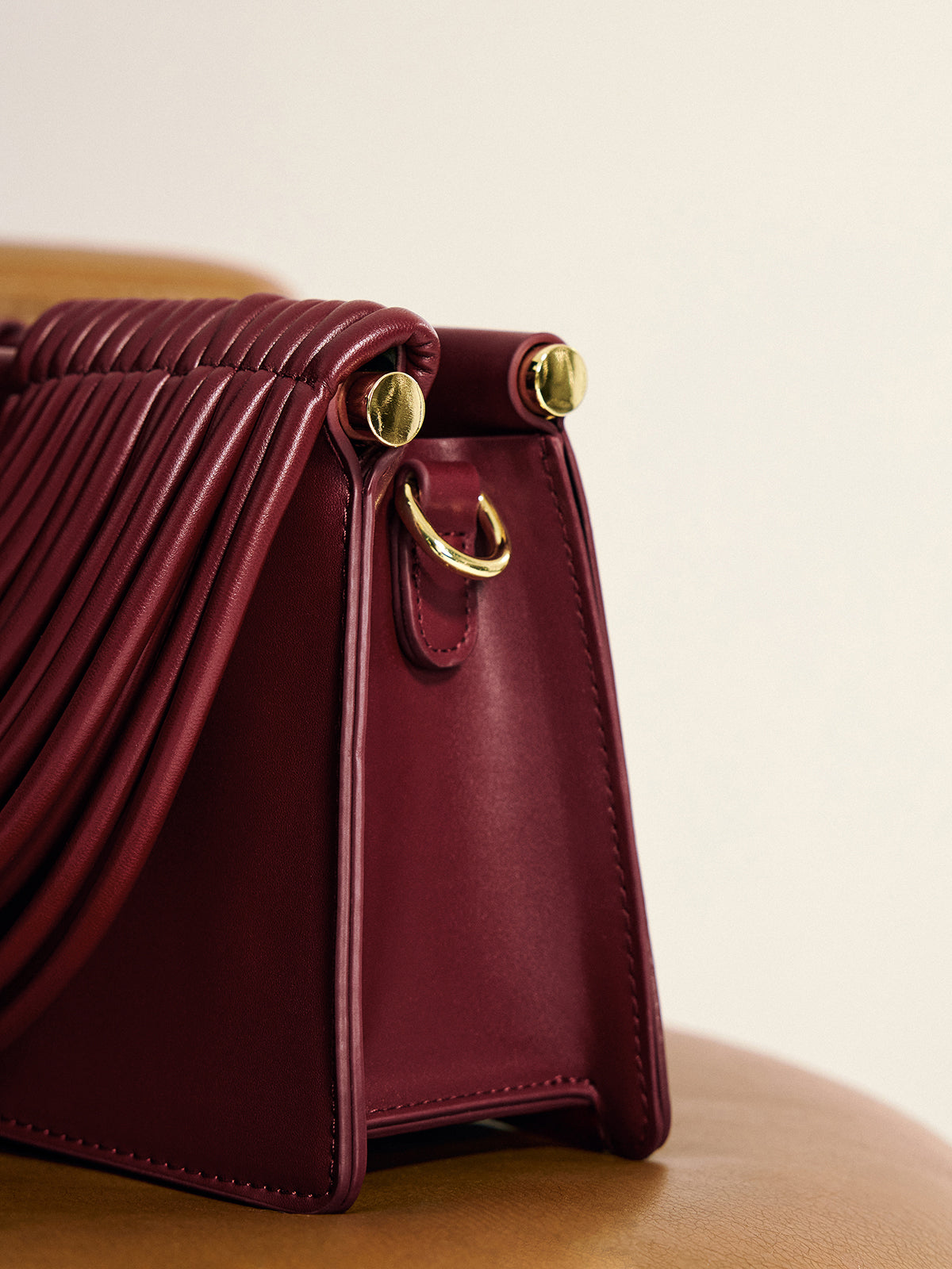 Handtasche aus PU-Leder mit gebogenem, gestreiftem Griff
