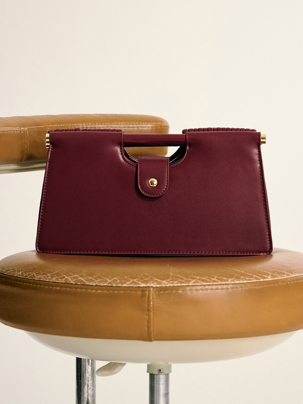 Handtasche aus PU-Leder mit gebogenem, gestreiftem Griff