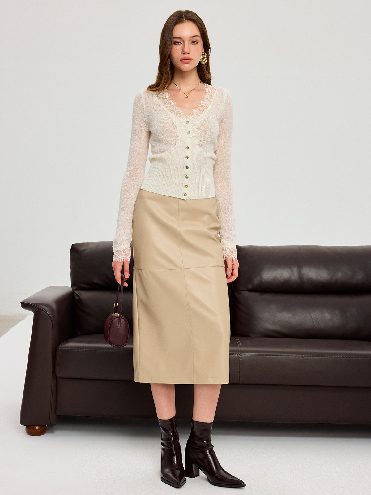 Stricktop aus Wollmischung mit V-Ausschnitt und Spitze