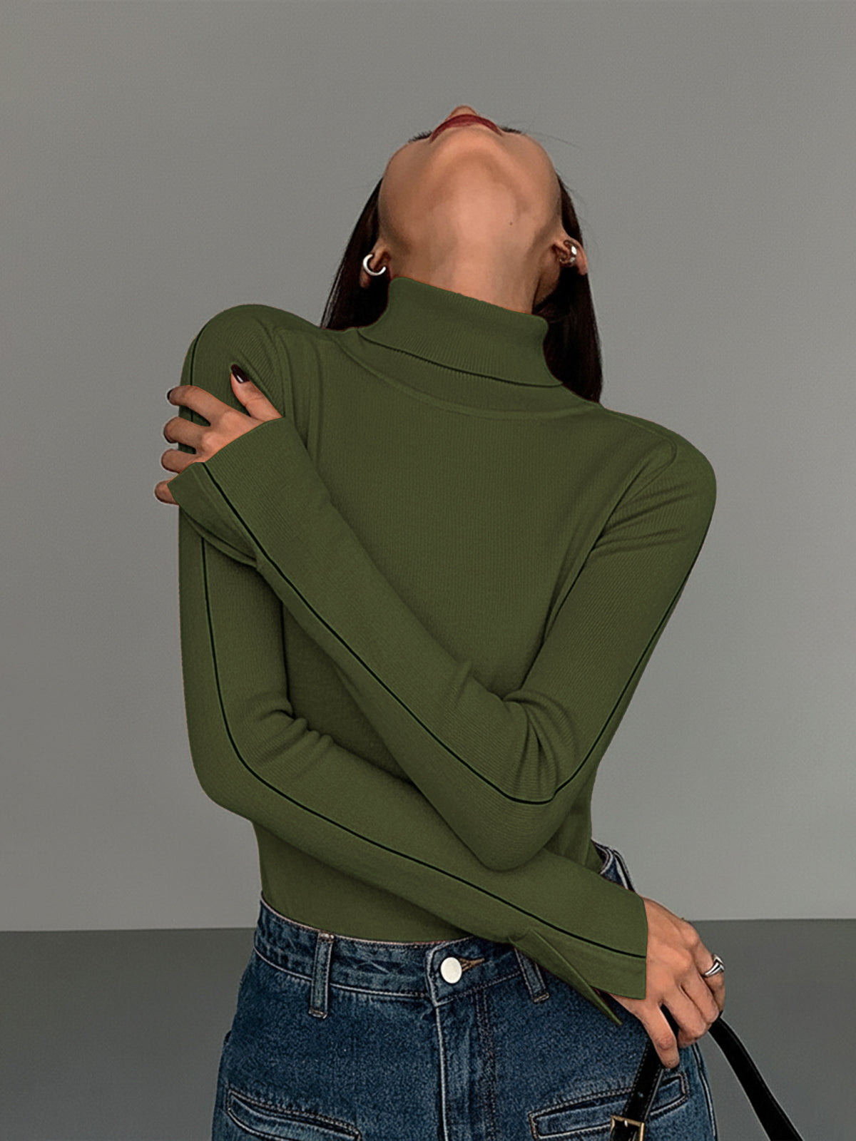 Rollkragenpullover mit Kontrastpaspelierung