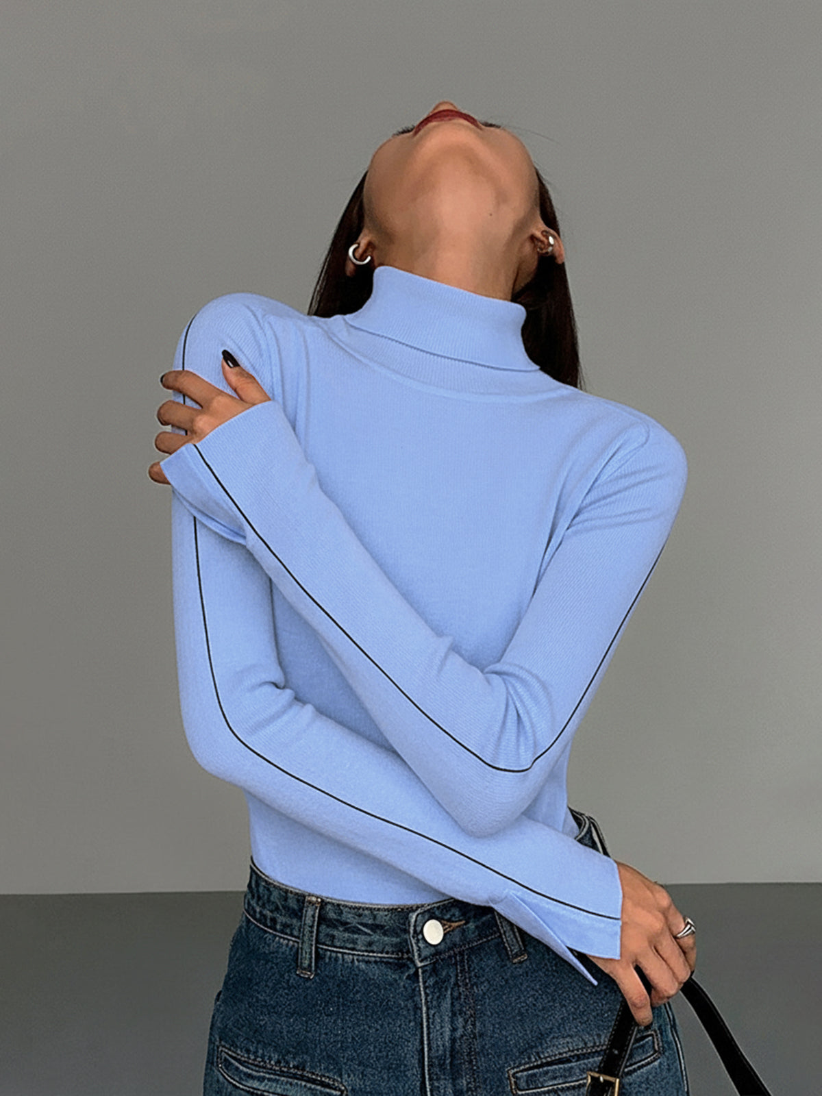 Rollkragenpullover mit Kontrastpaspelierung