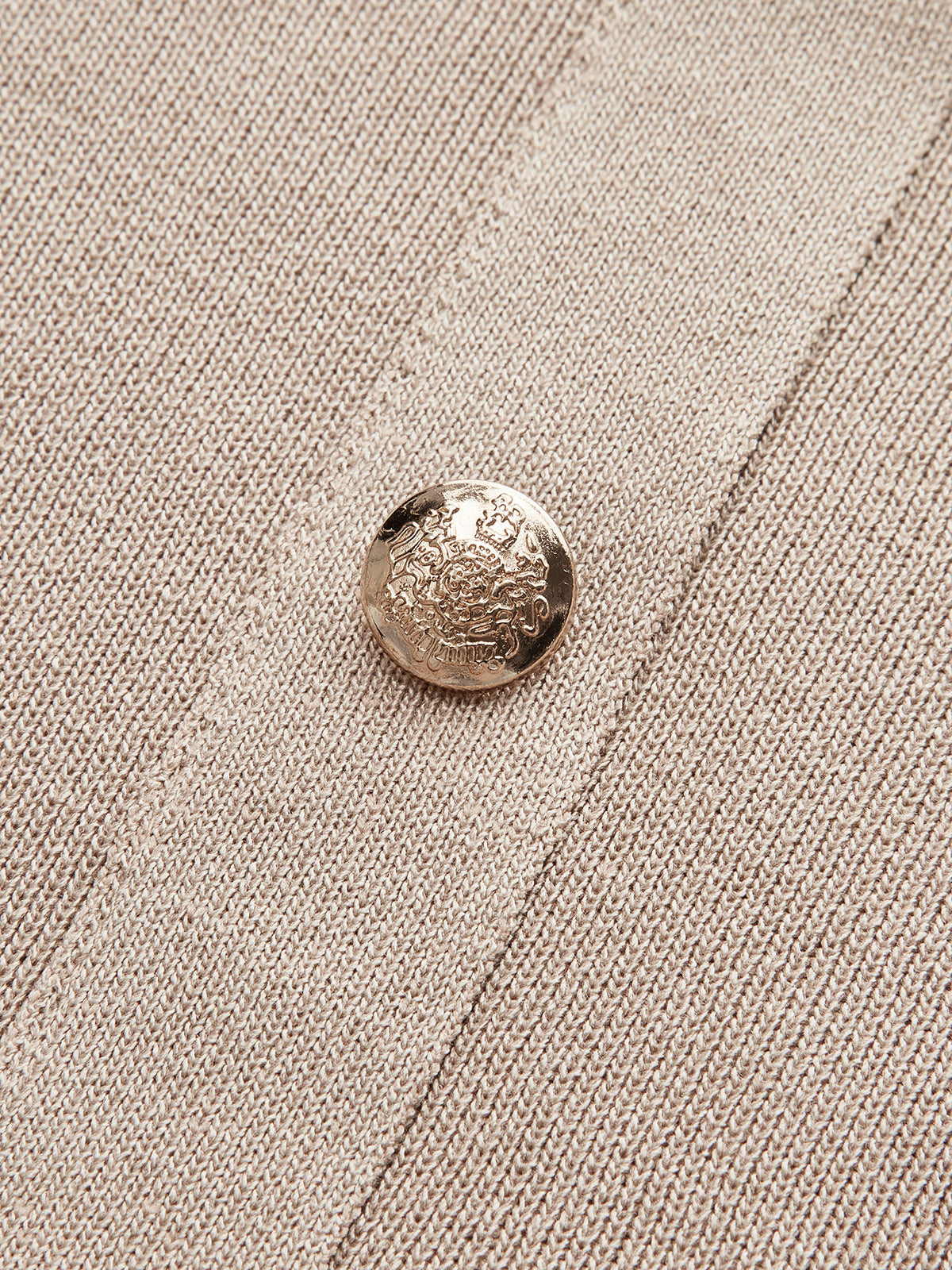 Set aus Strickjacke mit Kragen und Metallknöpfen und Midirock