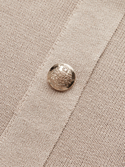 Set aus Strickjacke mit Kragen und Metallknöpfen und Midirock
