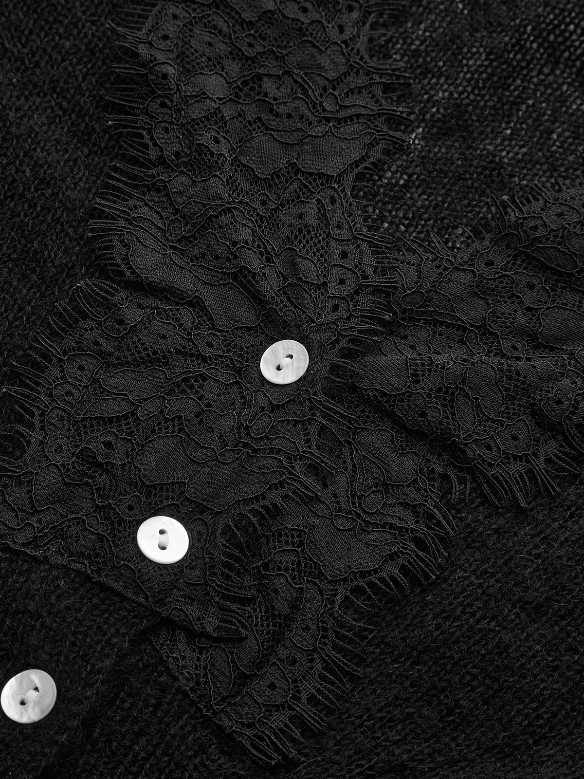 Stricktop aus Wollmischung mit V-Ausschnitt und Spitze
