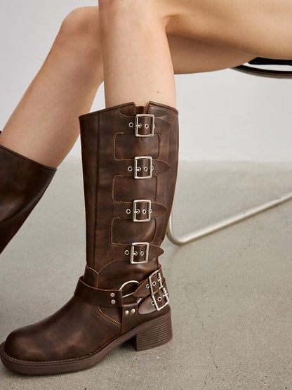 Kniehohe Stiefel mit mehreren Schnallen-Details