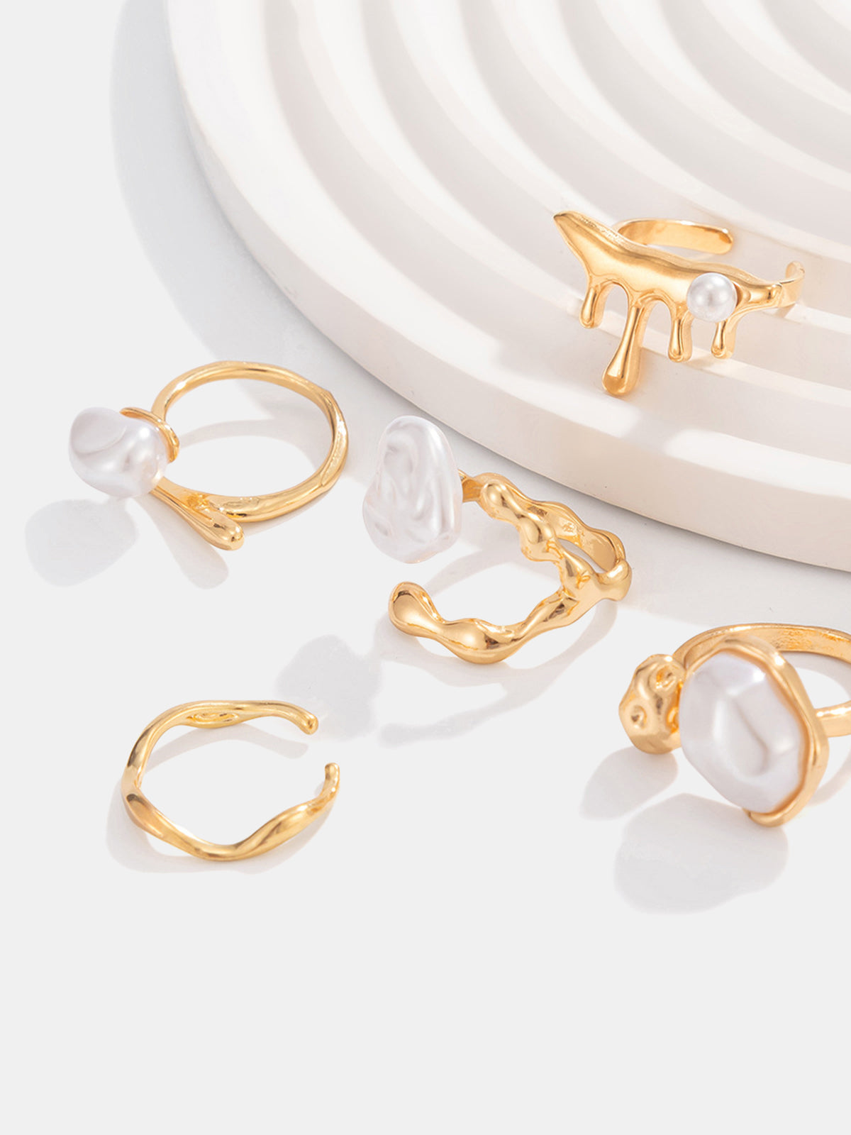 5-teiliges goldenes Ring-Set mit unregelmäßigen Perlen