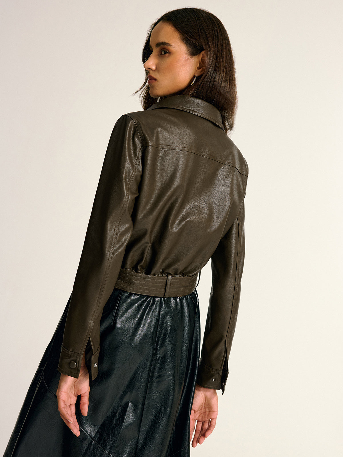Gürtelhemdjacke aus PU-Leder mit Cargotaschen