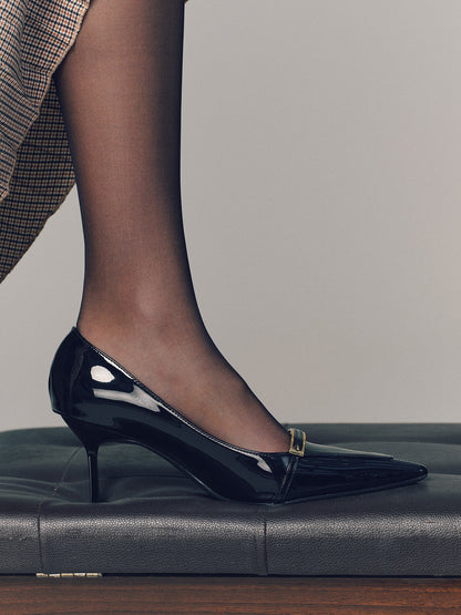 Spitz zulaufende Pumps mit Metallschnalle