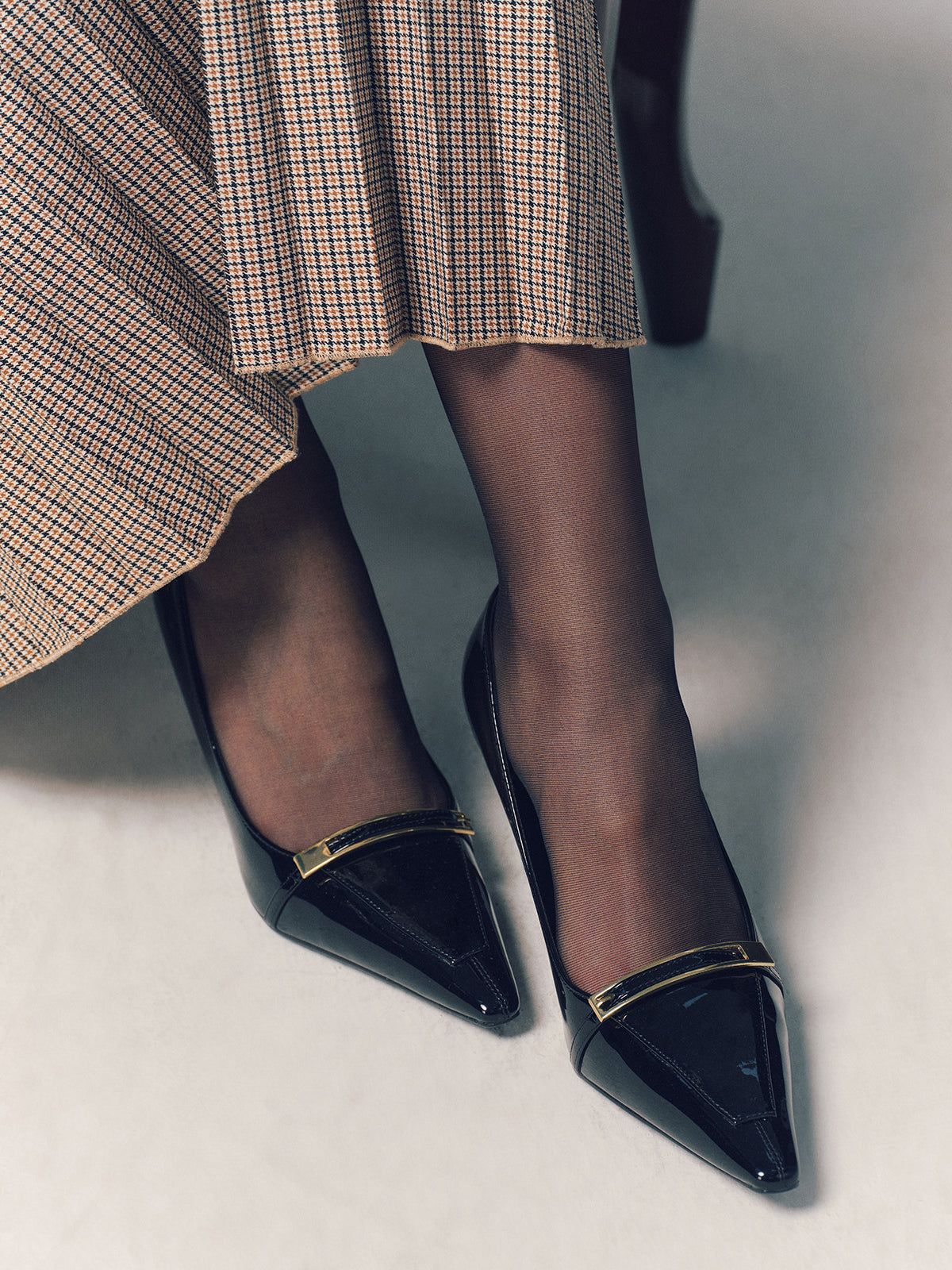 Spitz zulaufende Pumps mit Metallschnalle