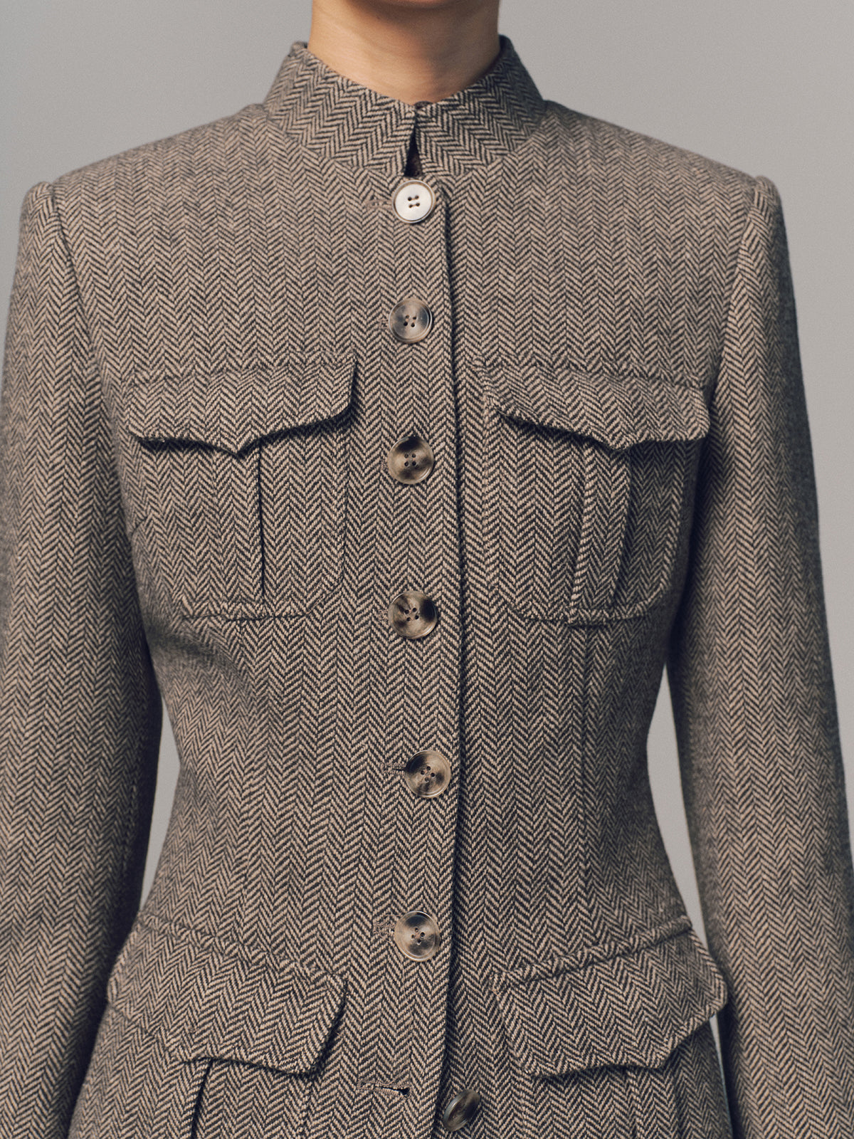 Fischgrätjacke mit Stehkragen und mehreren Taschen