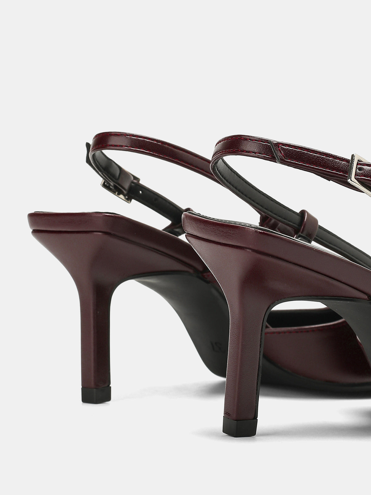 Slingback-Pumps mit eckigem Akzent und spitzer Zehenpartie