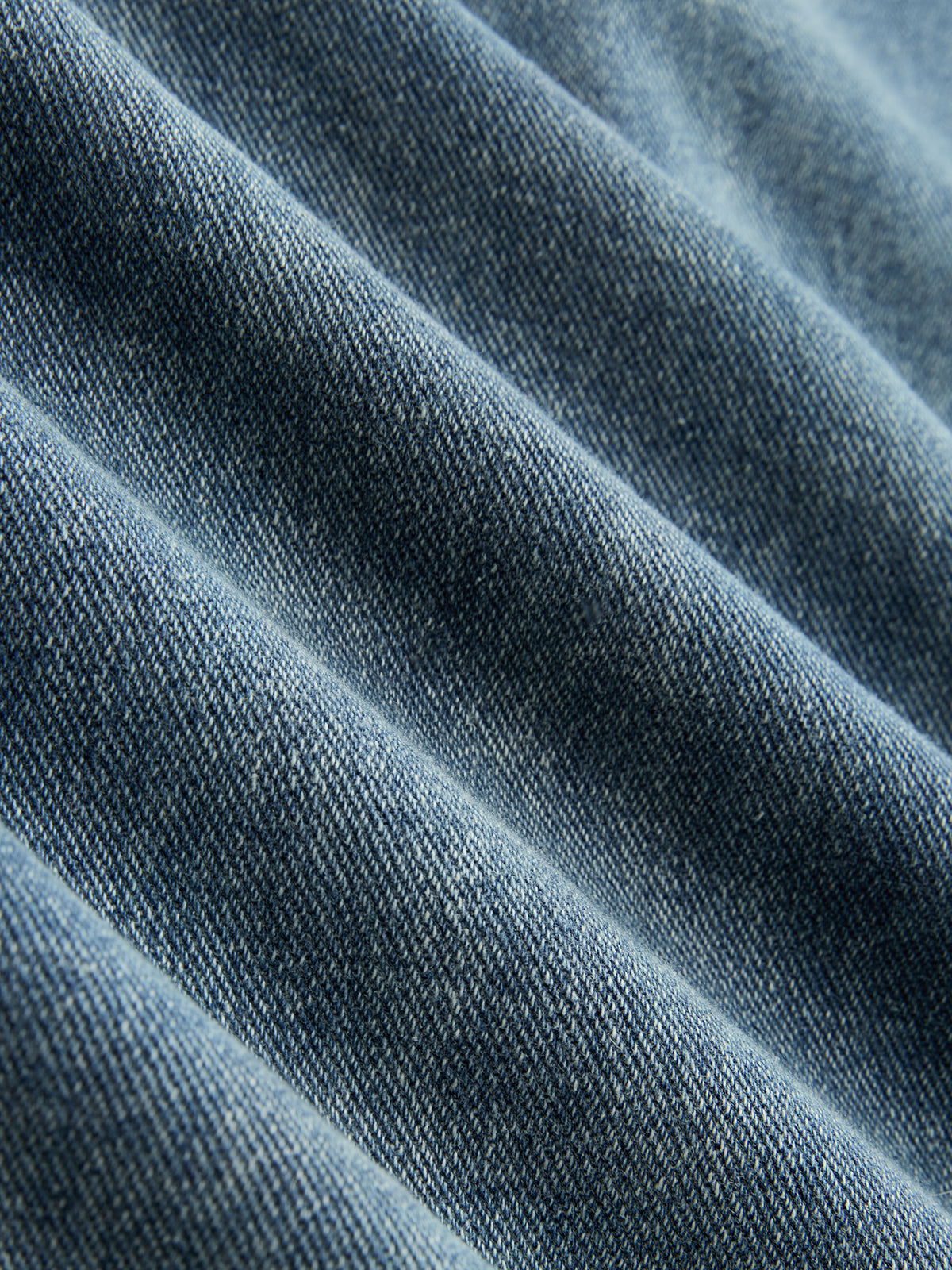Asymmetrische geraffte Jeanshose mit weitem Bein