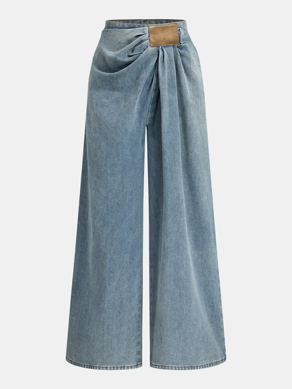 Asymmetrische geraffte Jeanshose mit weitem Bein