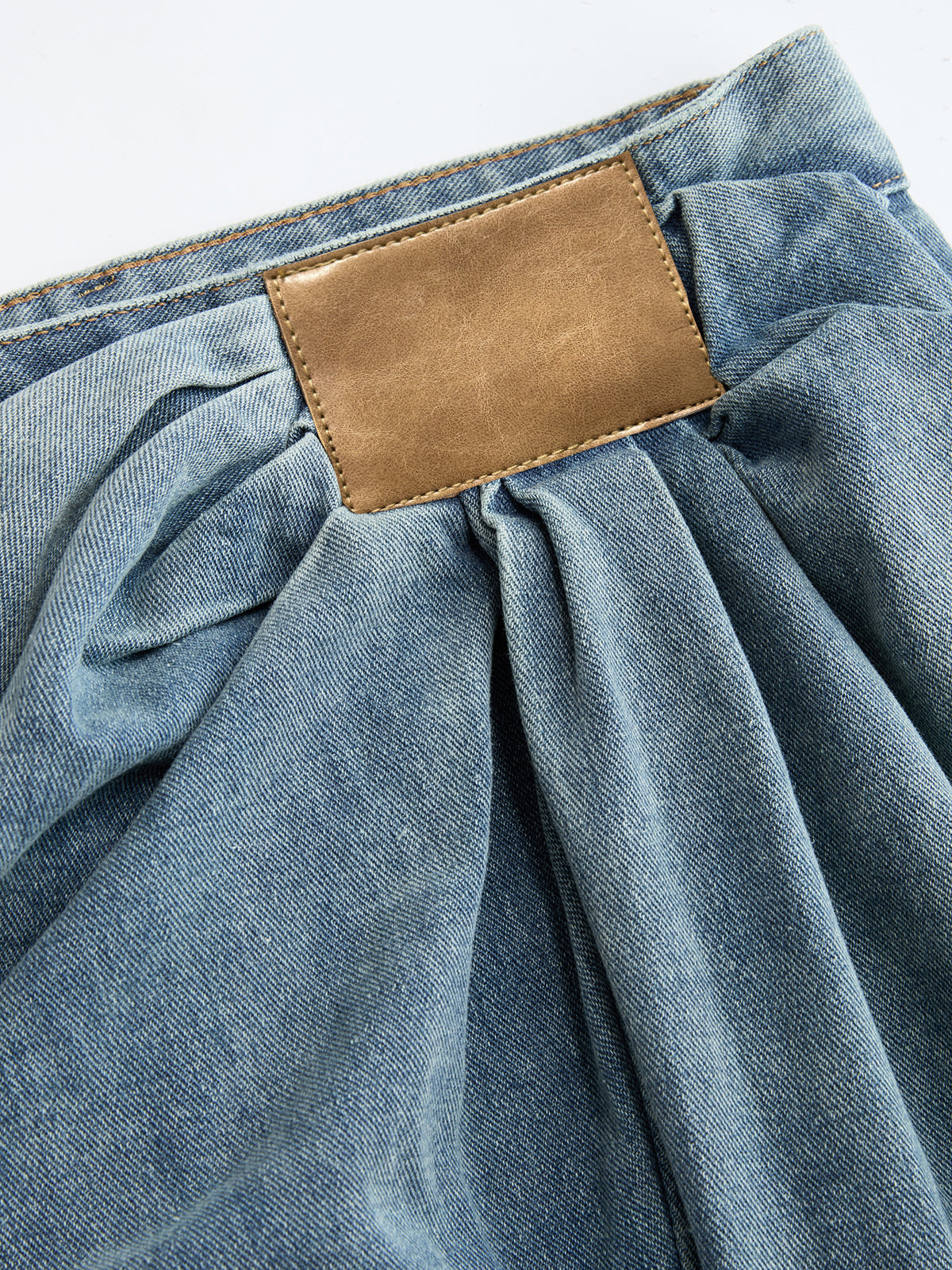 Asymmetrische geraffte Jeanshose mit weitem Bein