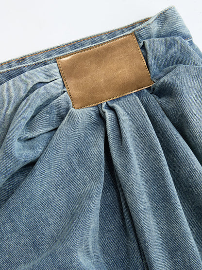 Asymmetrische geraffte Jeanshose mit weitem Bein