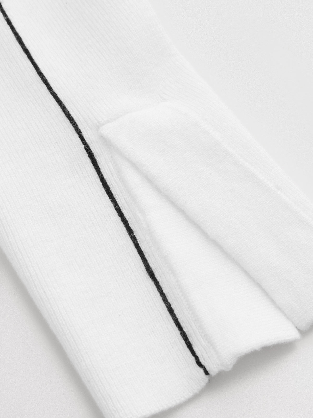 Rollkragenpullover mit Kontrastpaspelierung